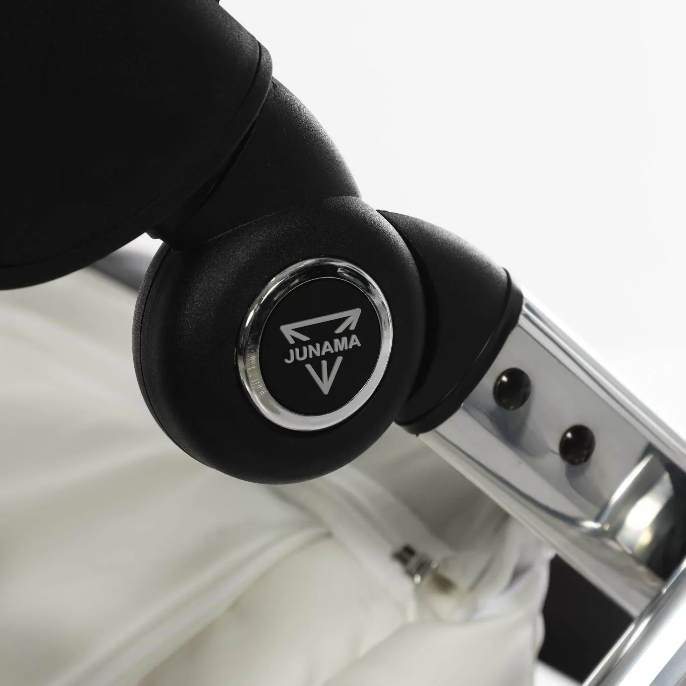 Коляска Junama Diamond Individual V3 white/silver