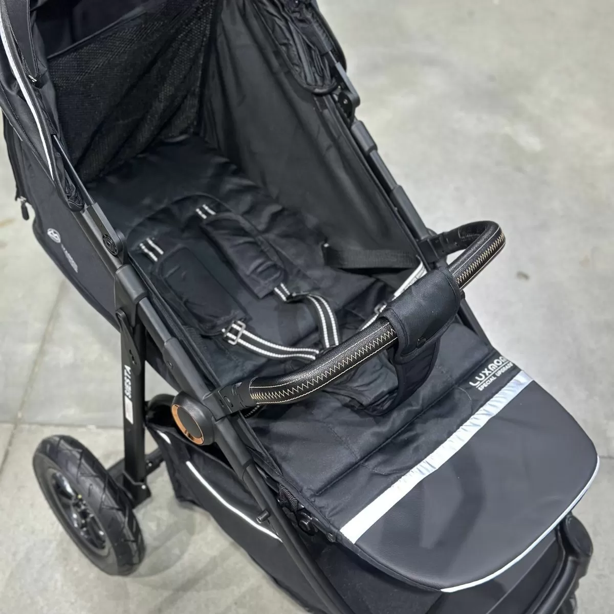 Прогулочная коляска luxmom v1 черная