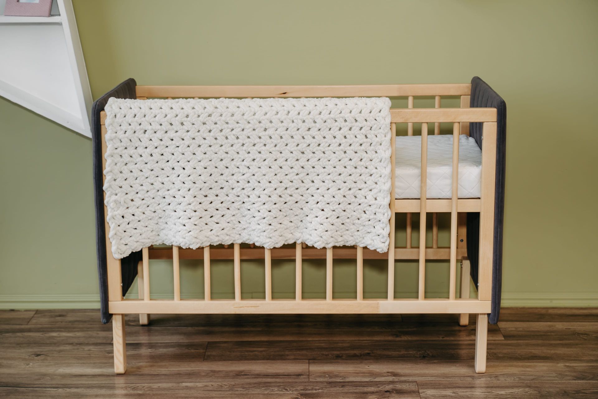 Кроватка Софт графит с опускающейся стенкой