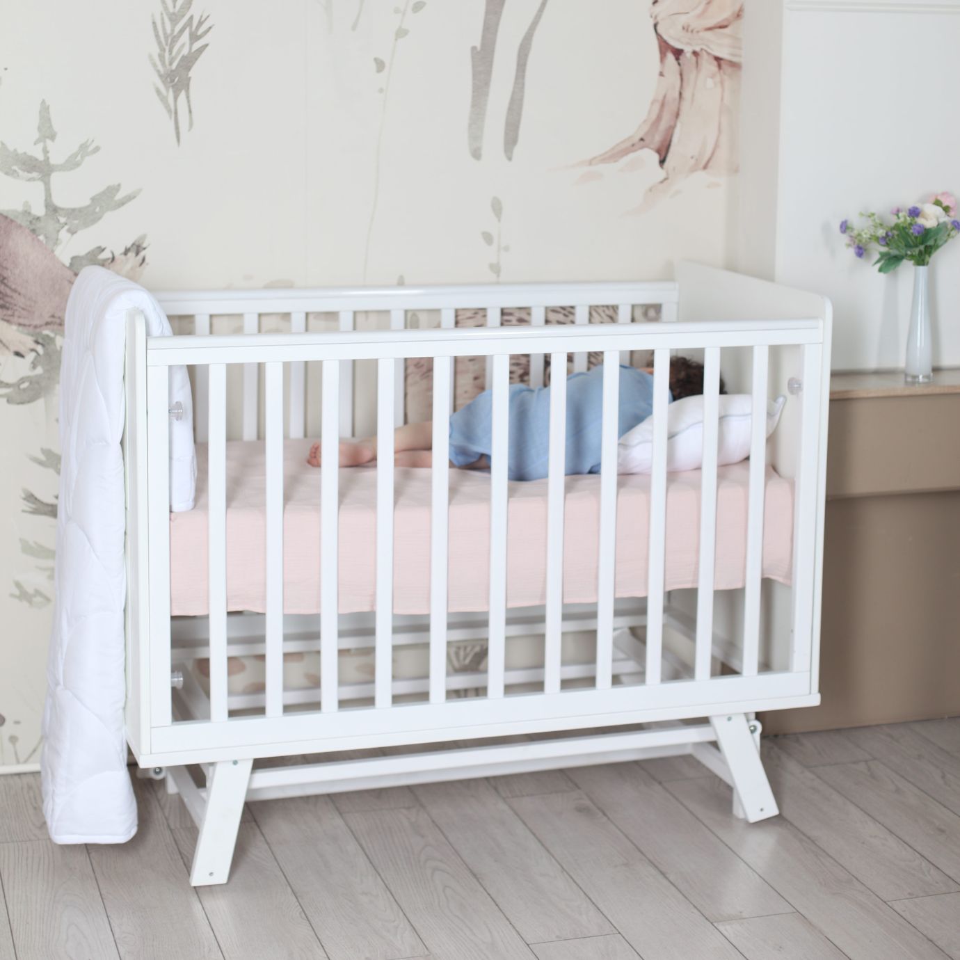 Детская кроватка с маятником Nuovo Белая /Белая