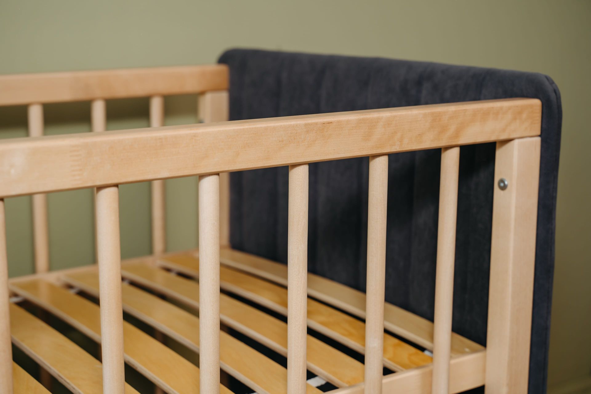 Кроватка Софт графит с опускающейся стенкой