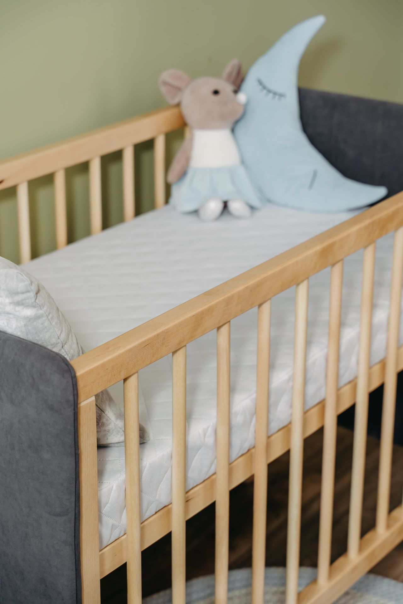 Кроватка Софт графит с опускающейся стенкой