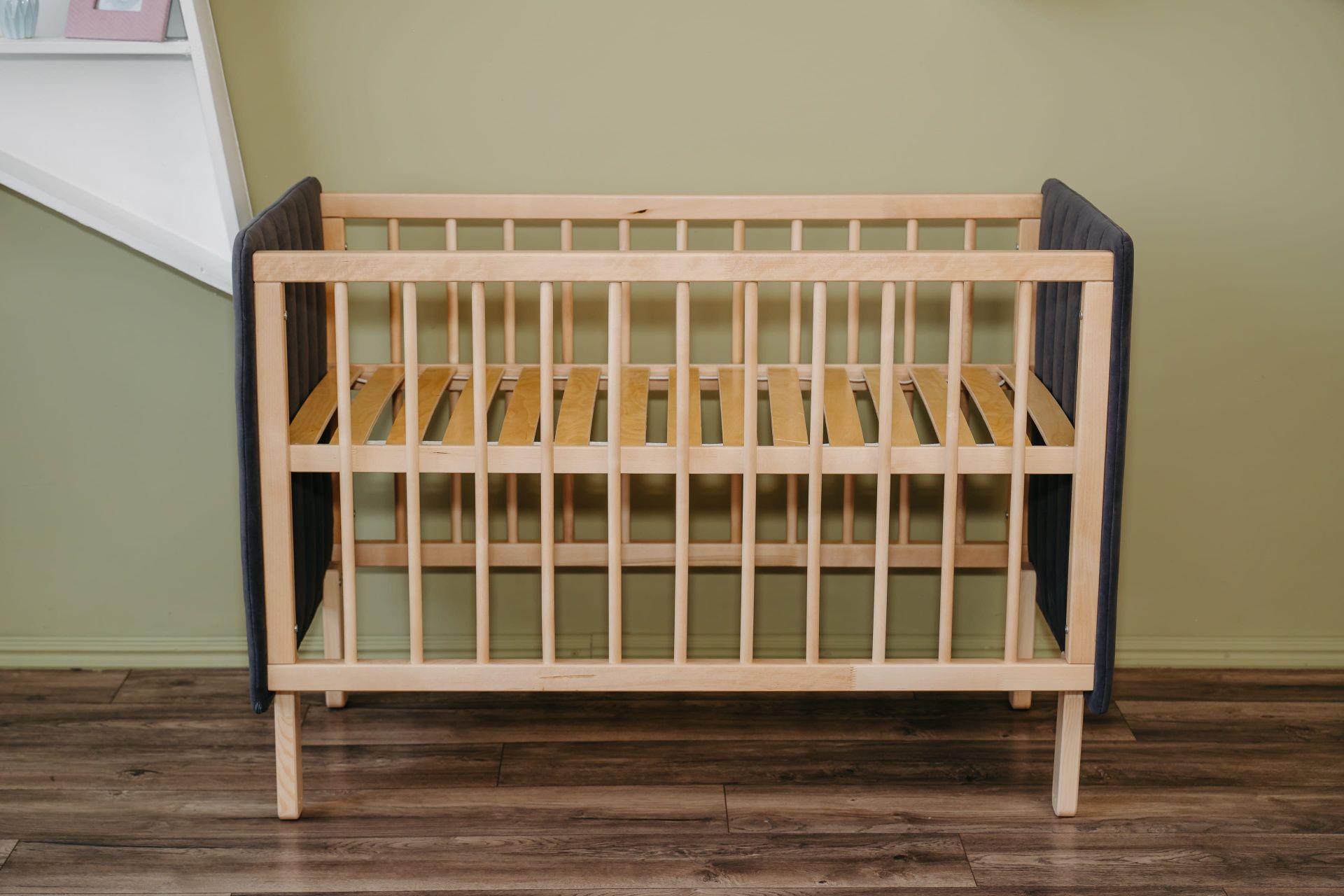 Кроватка Софт графит с опускающейся стенкой