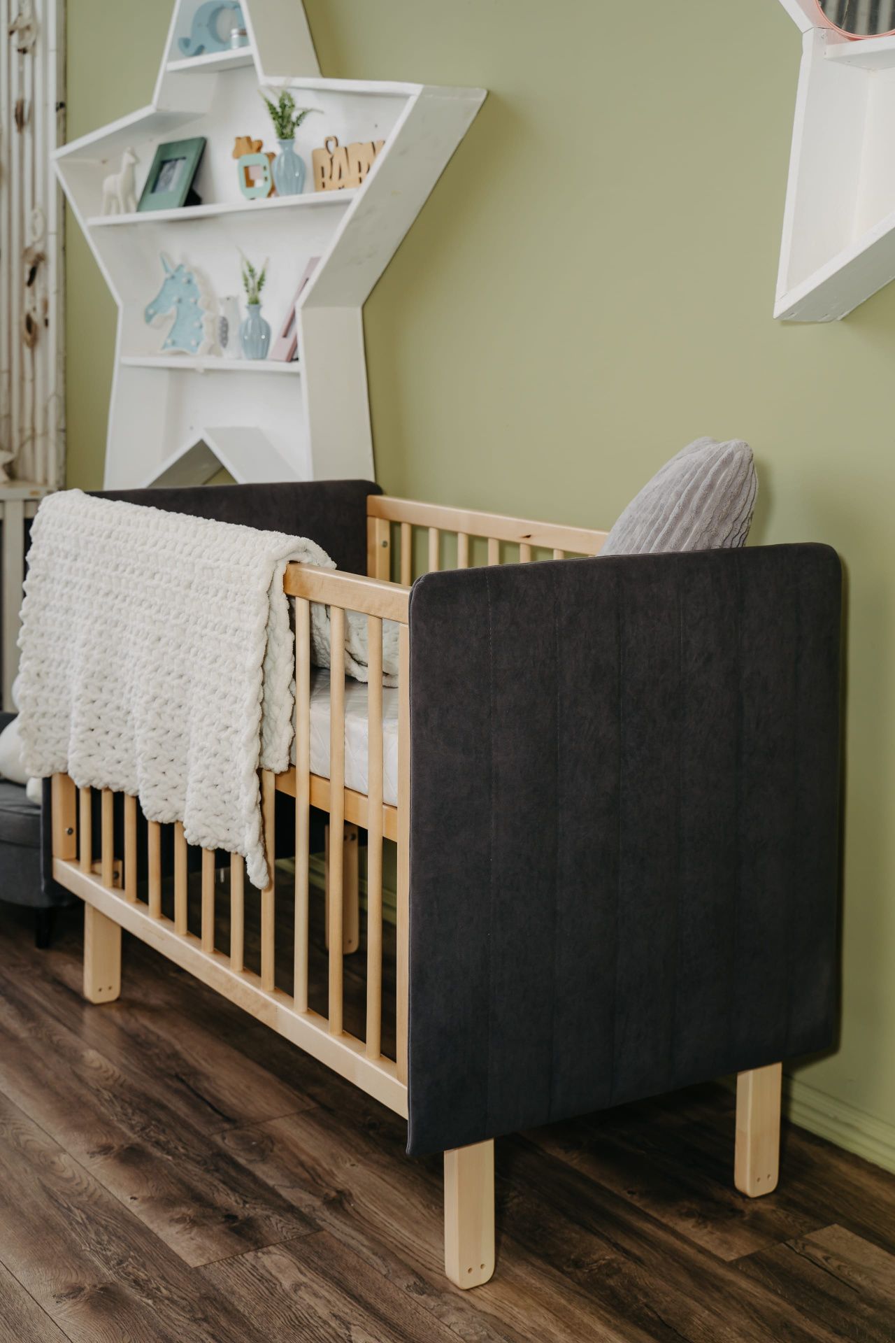 Кроватка Софт графит с опускающейся стенкой