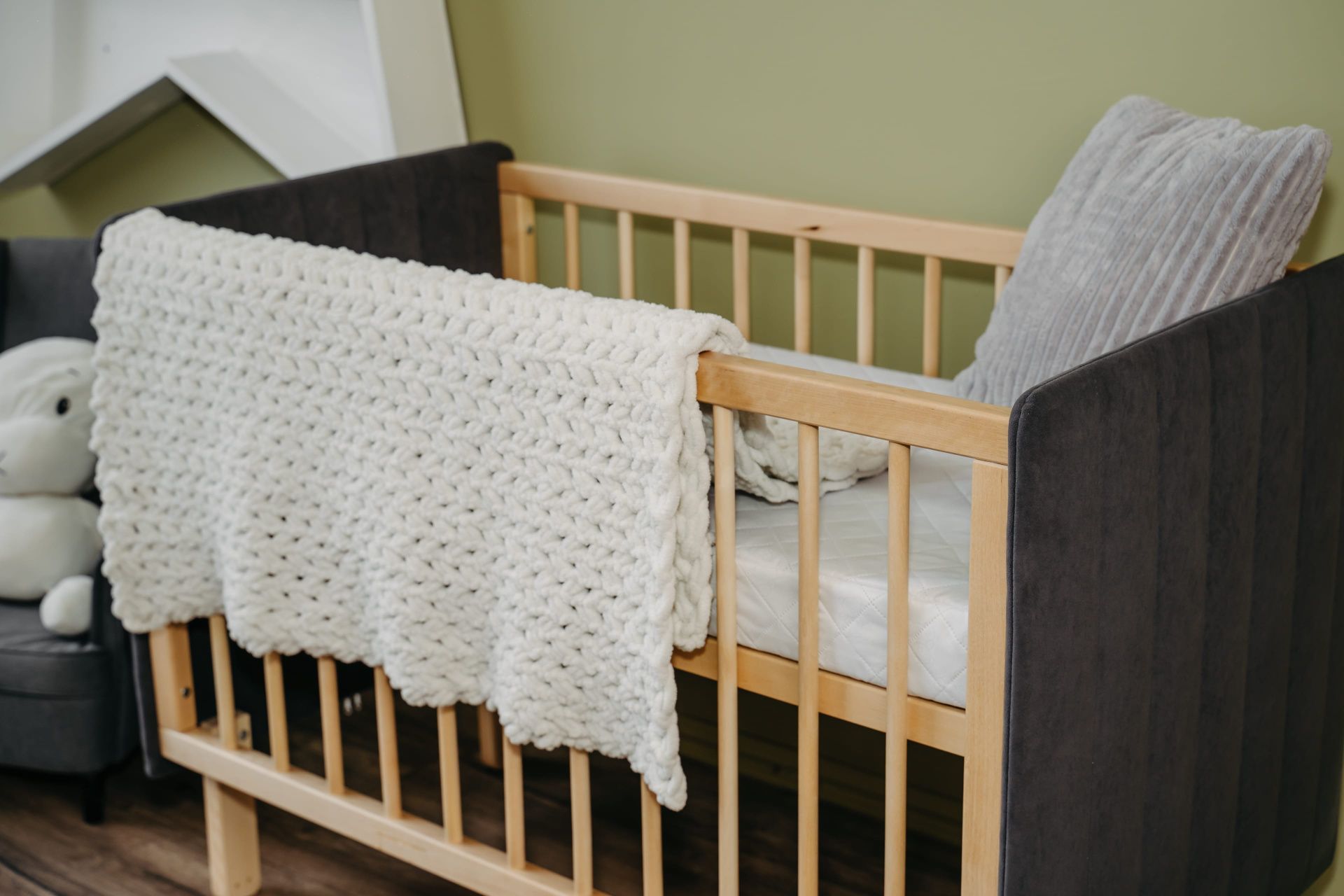 Кроватка Софт графит с опускающейся стенкой