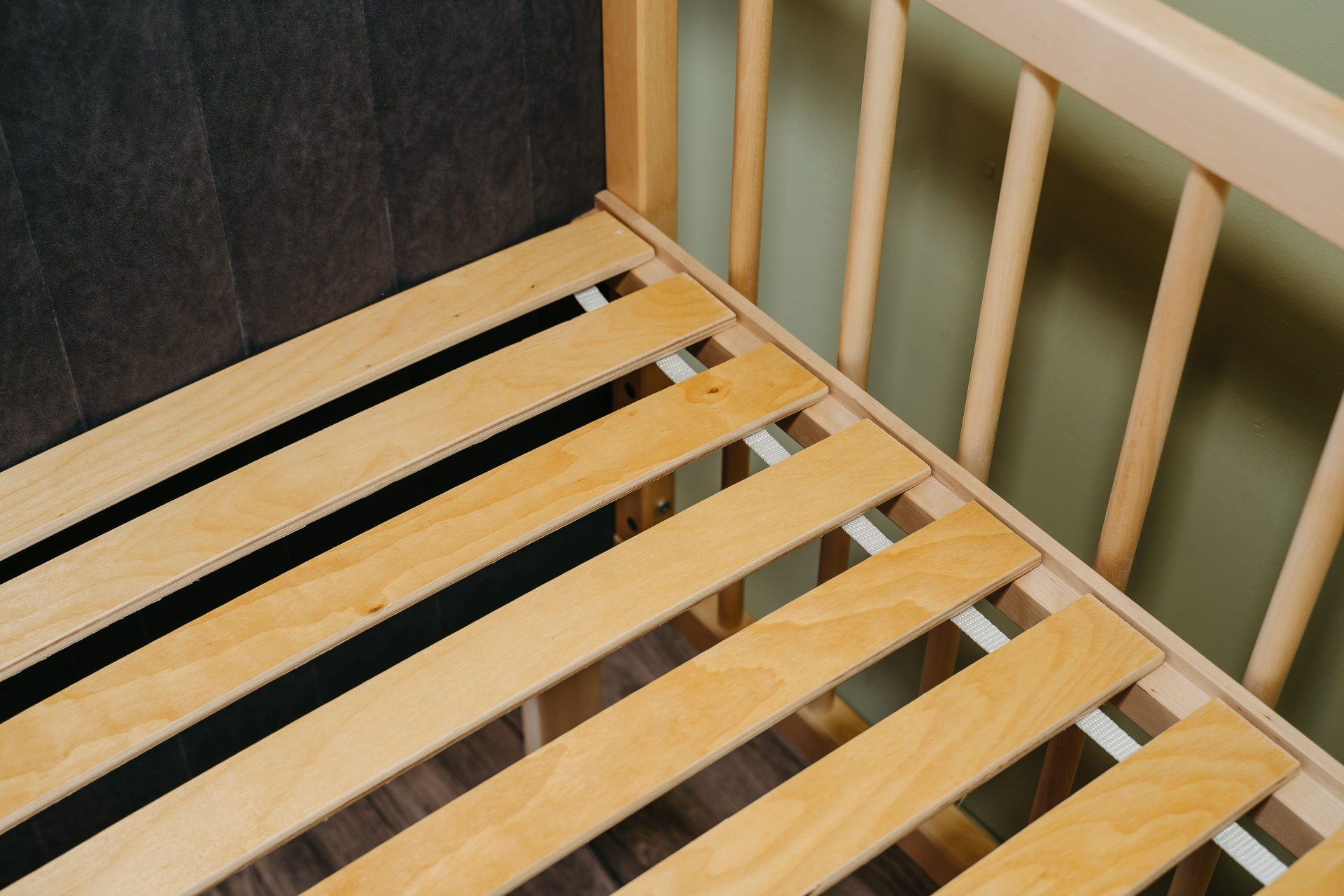 Кроватка Софт графит с опускающейся стенкой