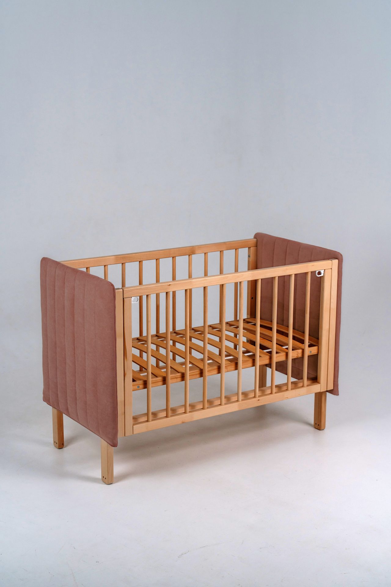 Кроватка Софт пудра с опускающейся стенкой