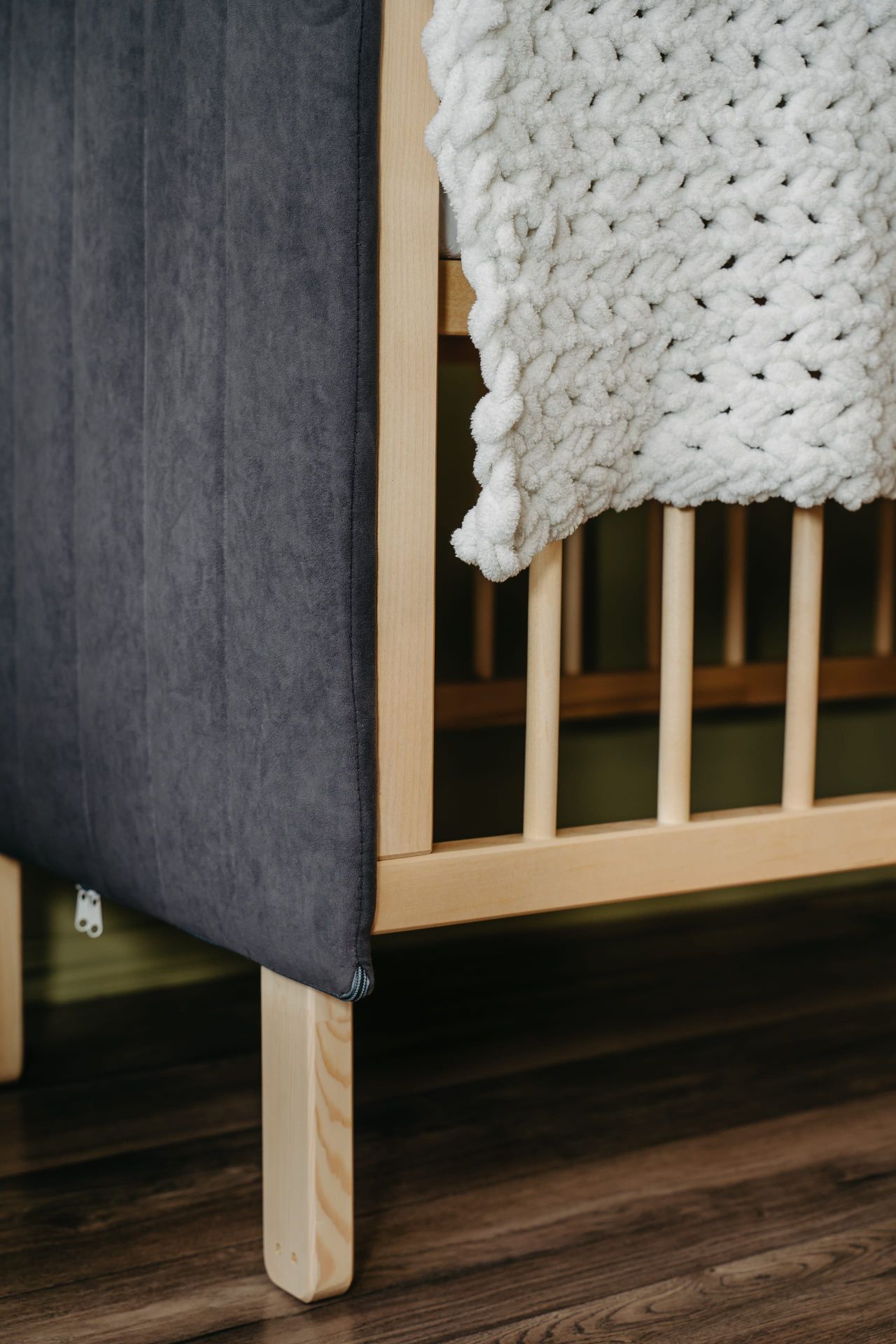 Кроватка Софт графит с опускающейся стенкой