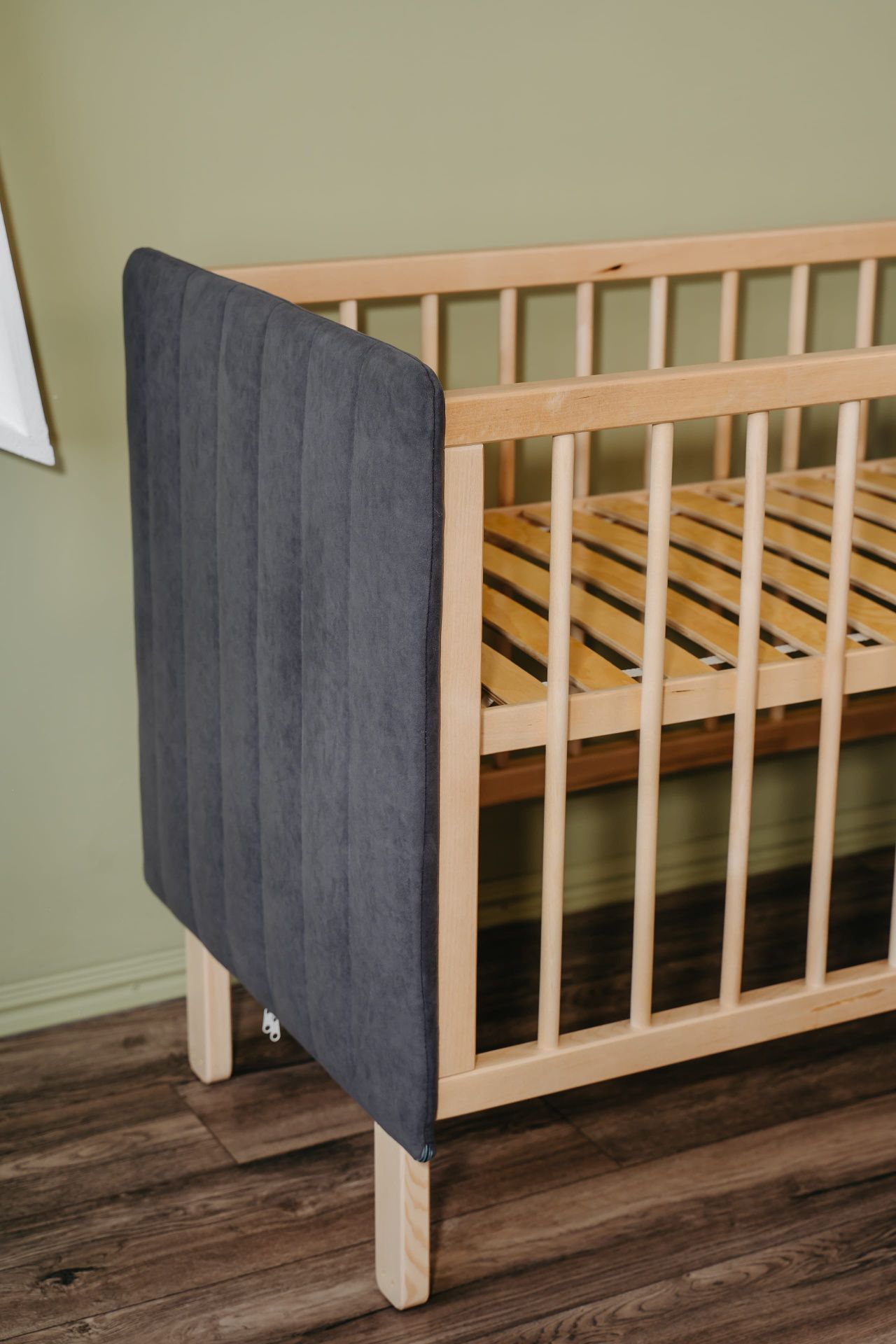 Кроватка Софт графит с опускающейся стенкой