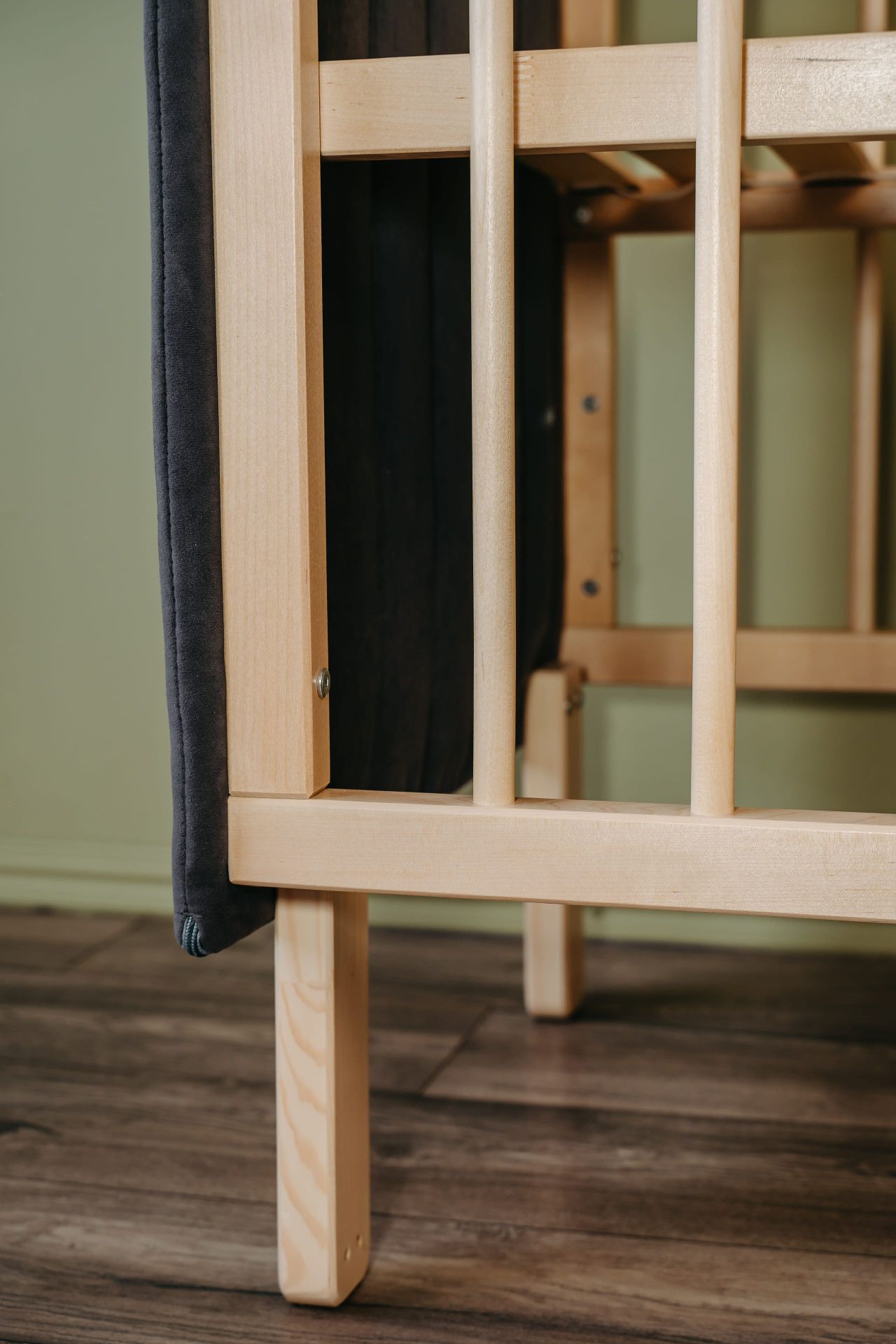 Кроватка Софт графит с опускающейся стенкой