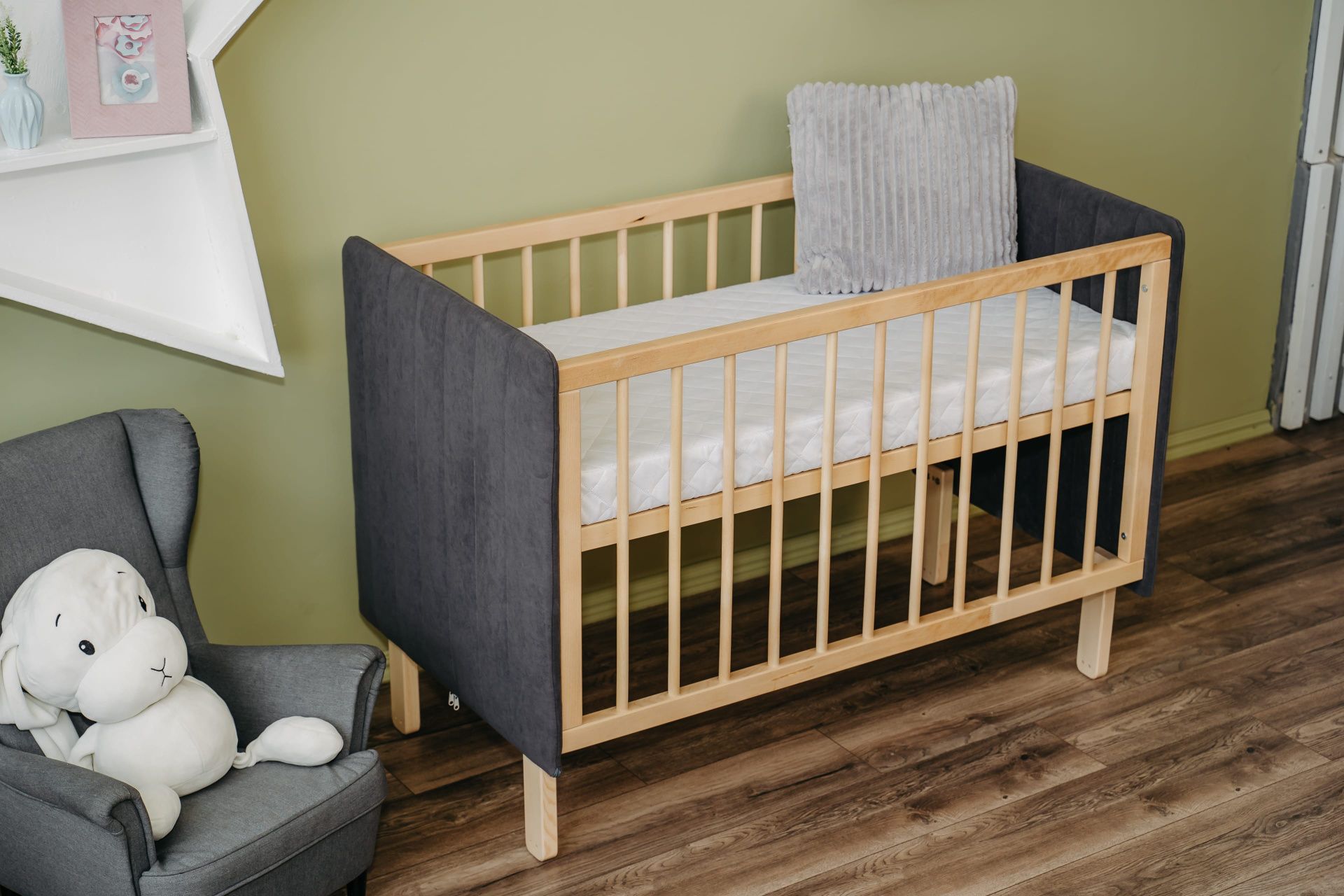 Кроватка Софт графит с опускающейся стенкой