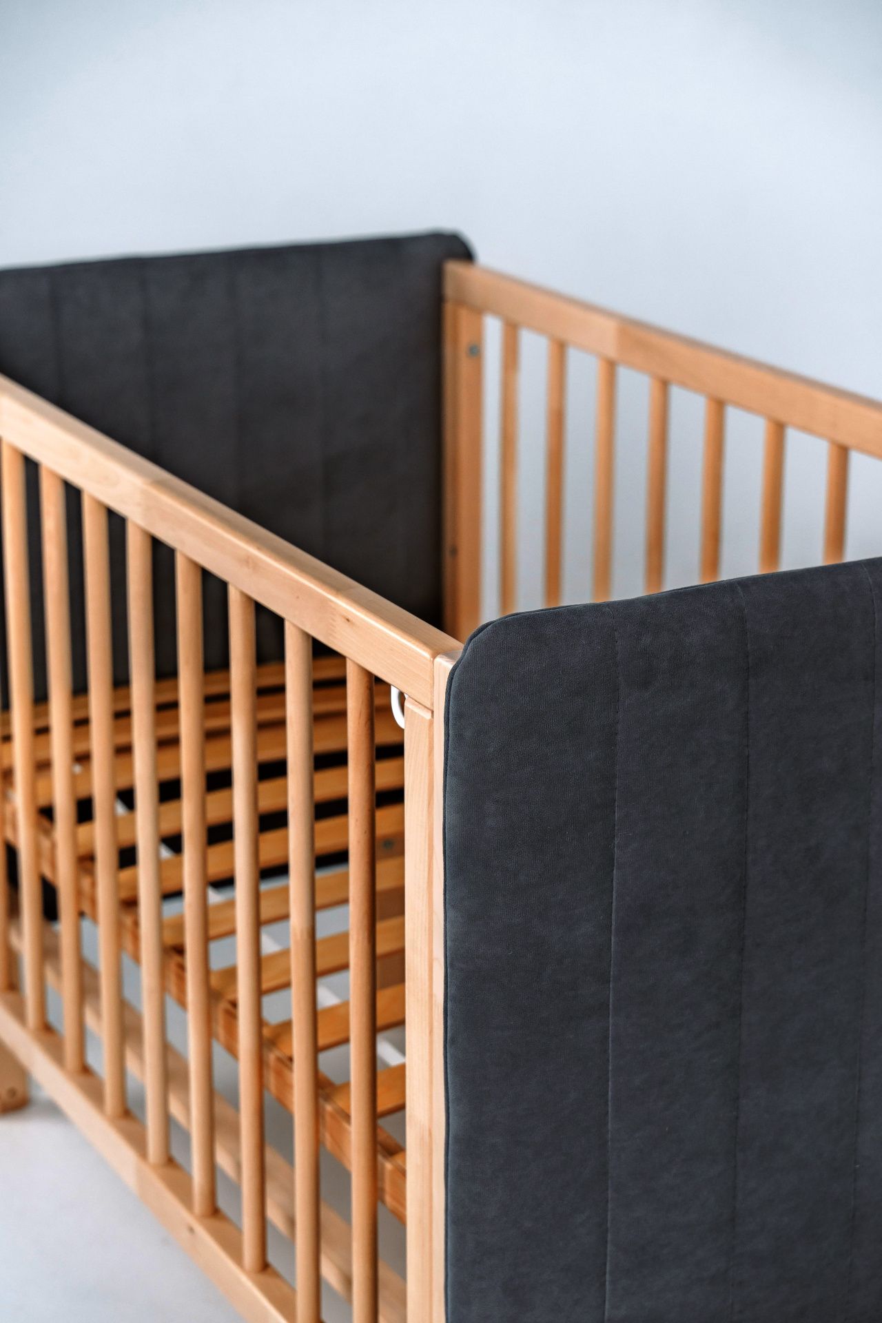 Кроватка Софт графит с опускающейся стенкой