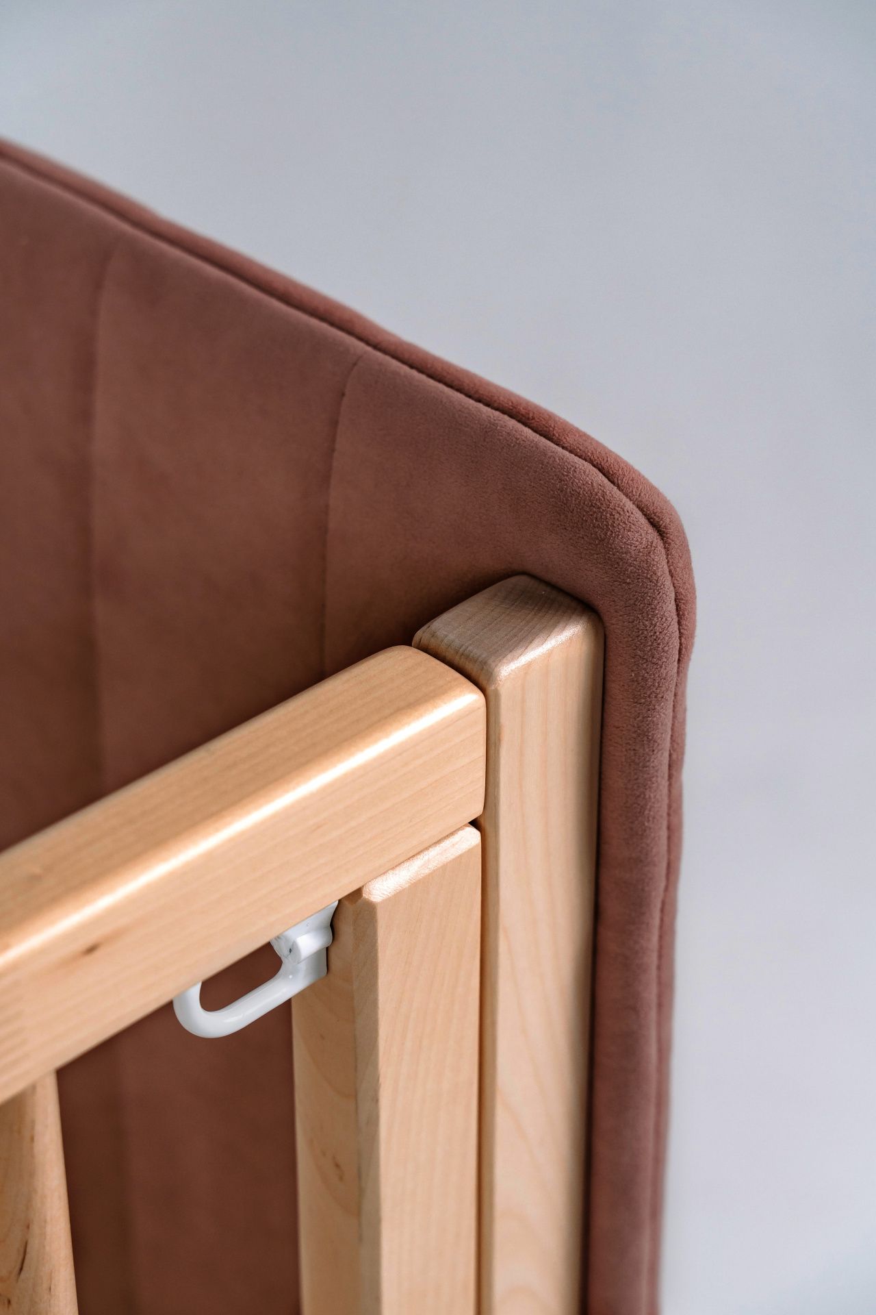 Кроватка Софт пудра с опускающейся стенкой