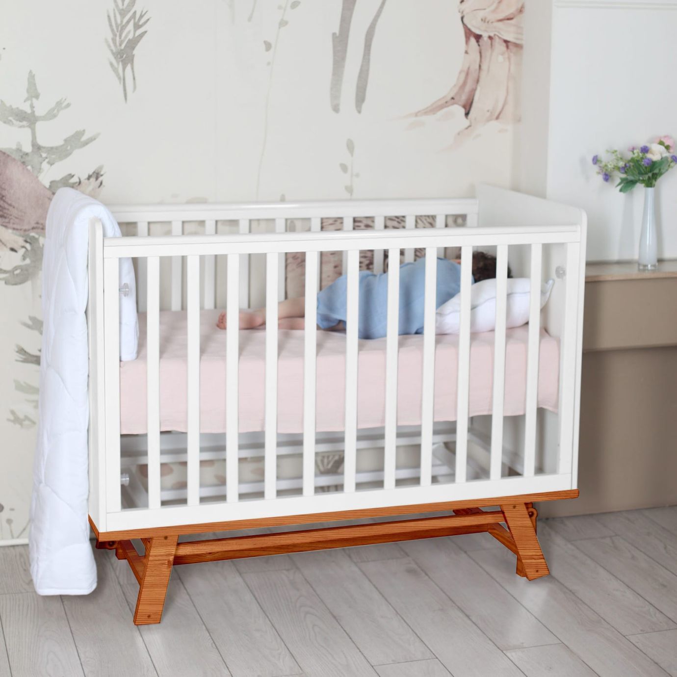 Детская кроватка с маятником Nuovo Белая /Натуральная