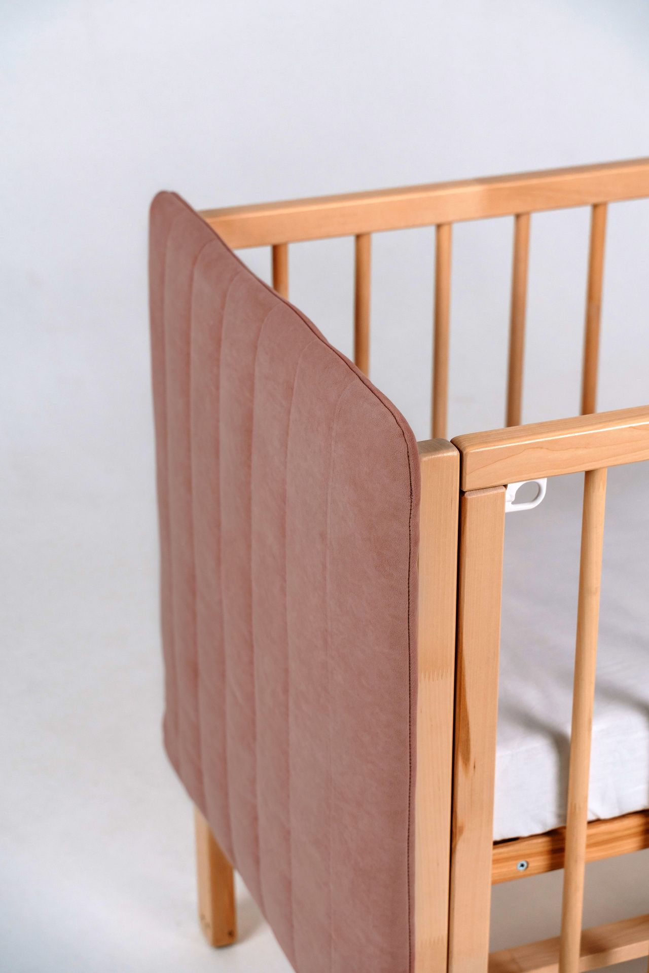 Кроватка Софт пудра с опускающейся стенкой