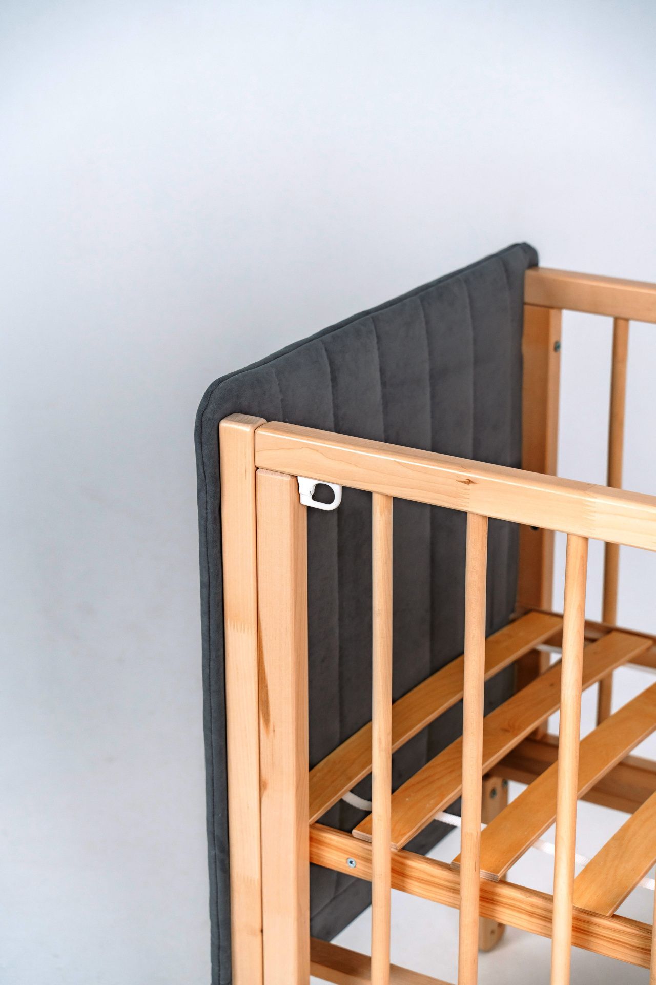 Кроватка Софт графит с опускающейся стенкой