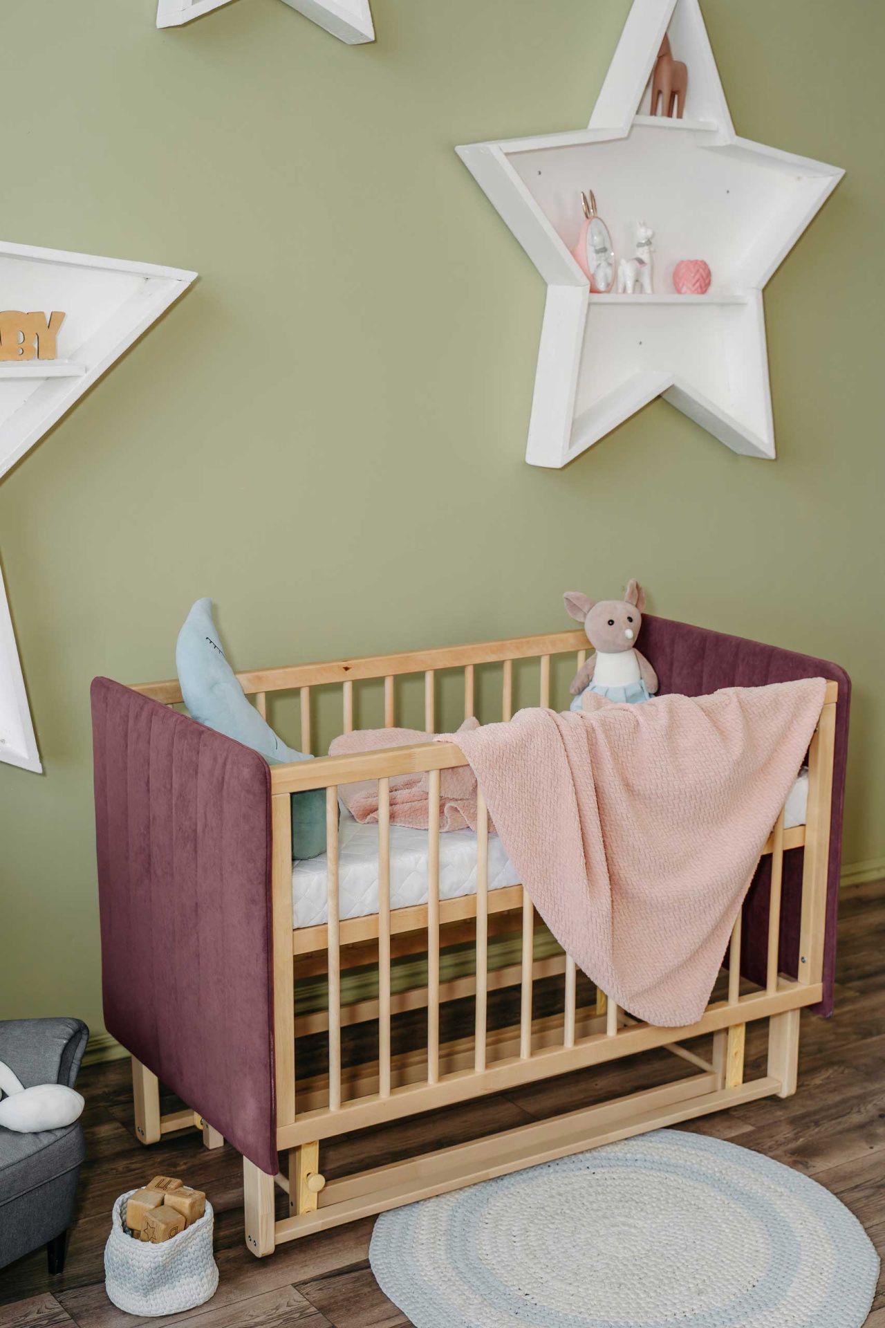 Кроватка Софт пудра с опускающейся стенкой