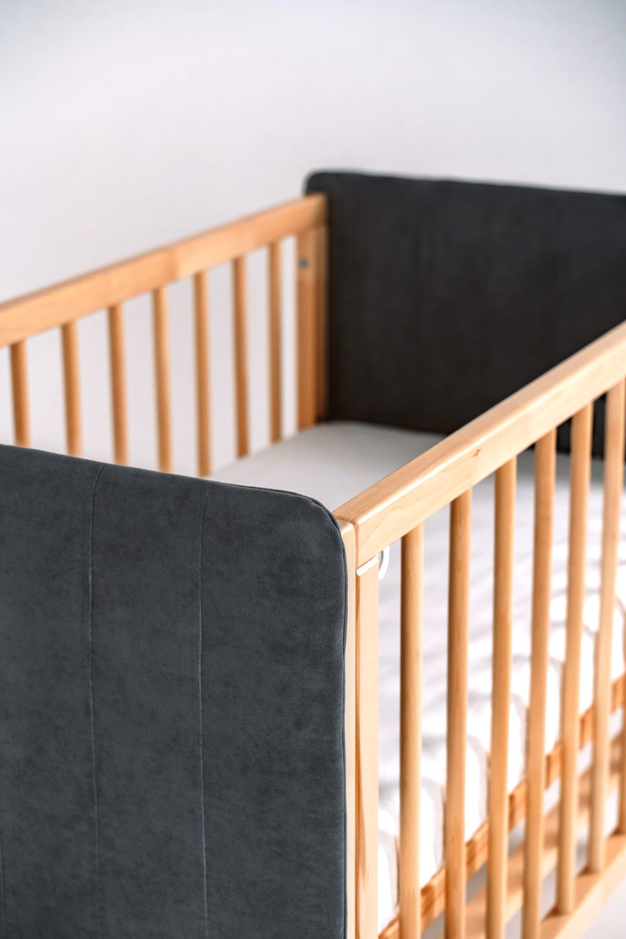 Кроватка Софт графит с опускающейся стенкой