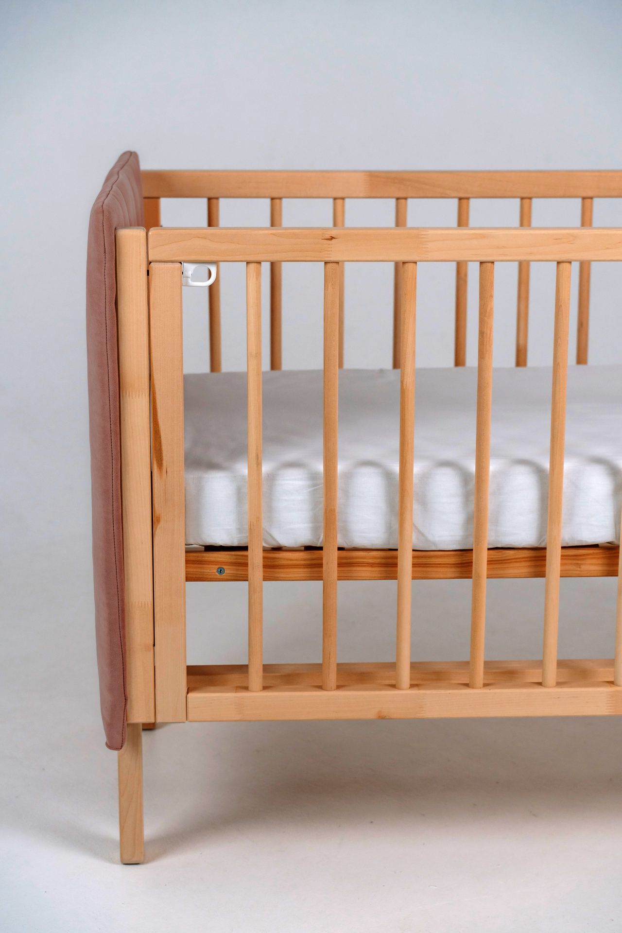 Кроватка Софт пудра с опускающейся стенкой