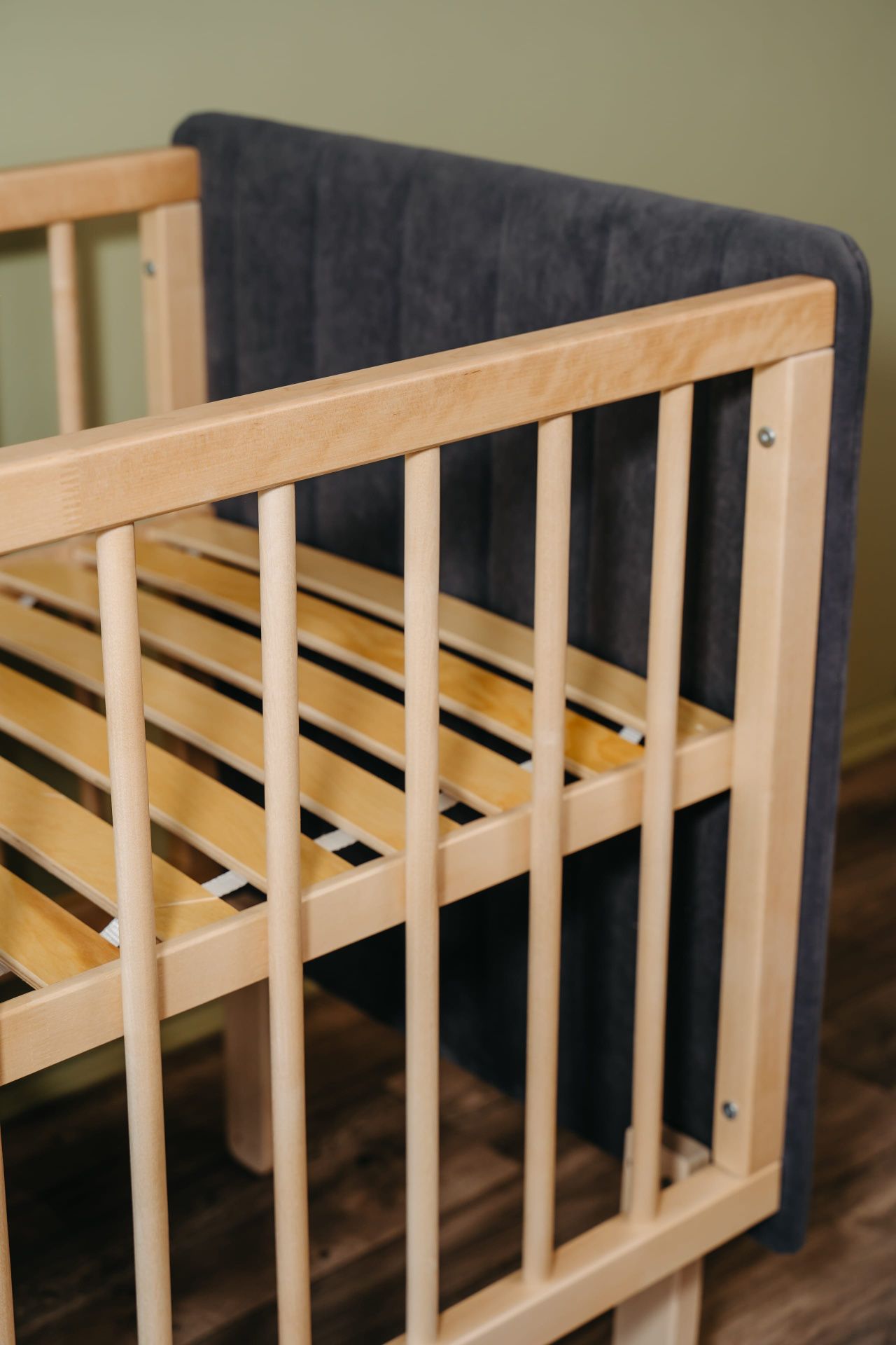 Кроватка Софт графит с опускающейся стенкой