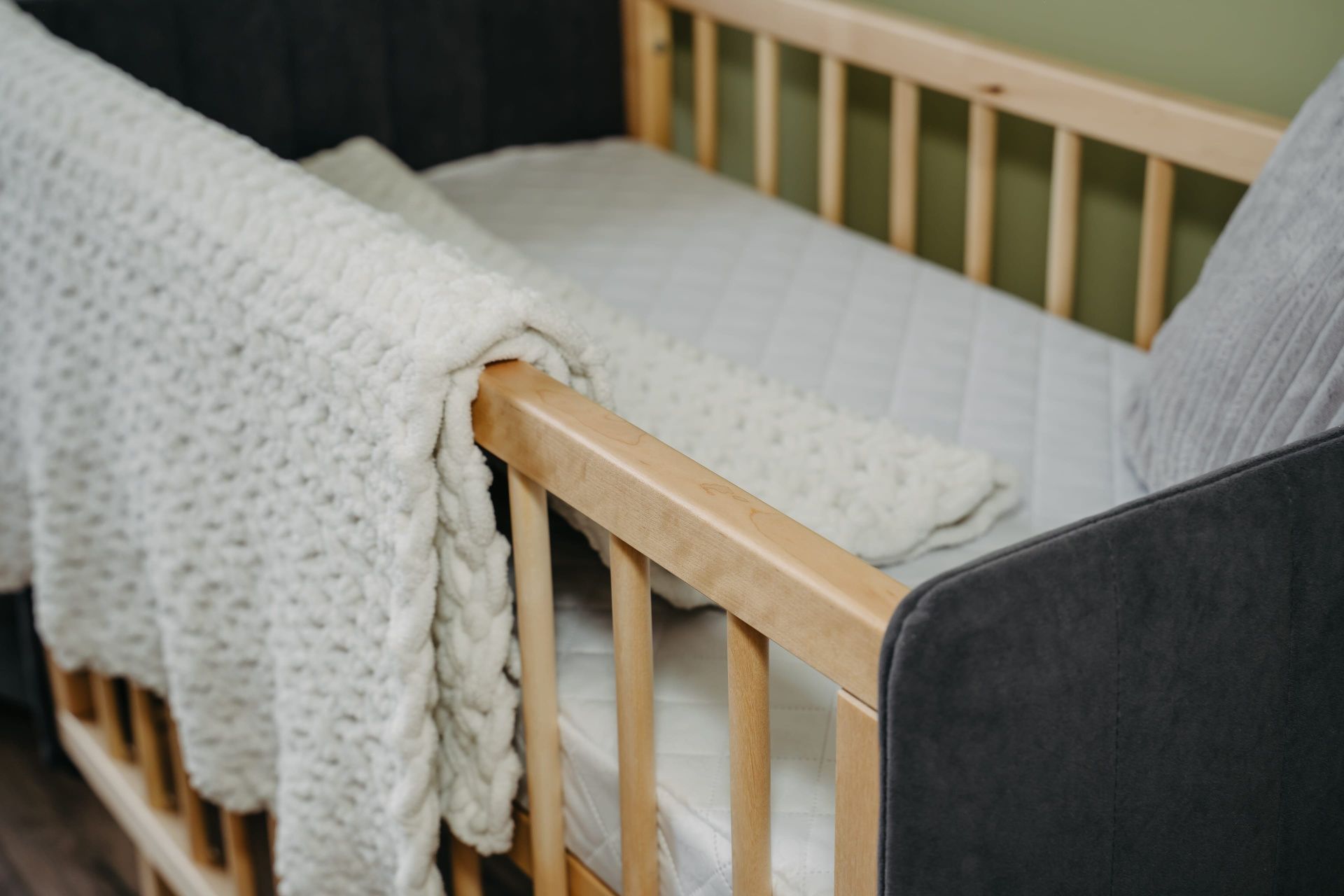 Кроватка Софт графит с опускающейся стенкой