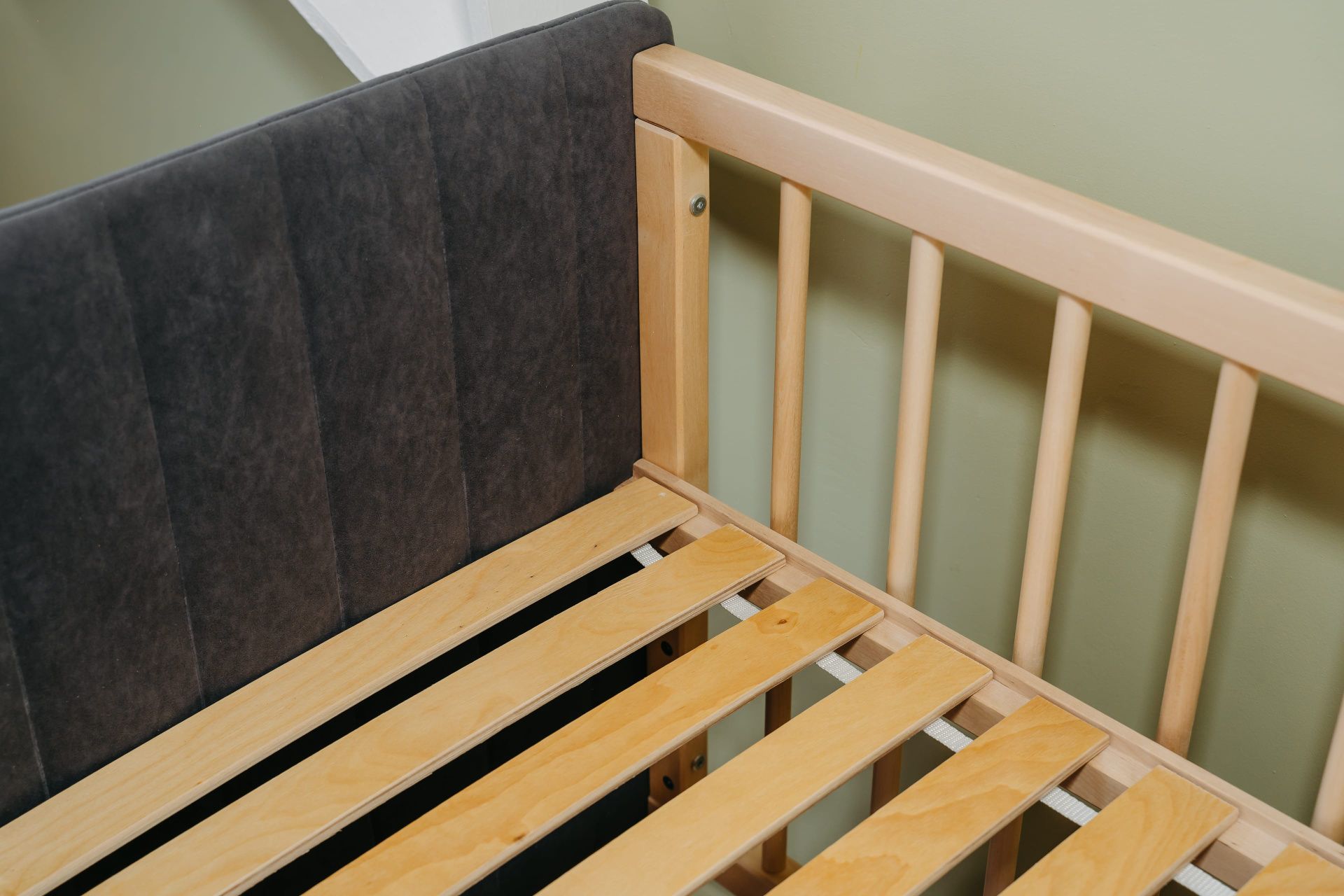 Кроватка Софт графит с опускающейся стенкой