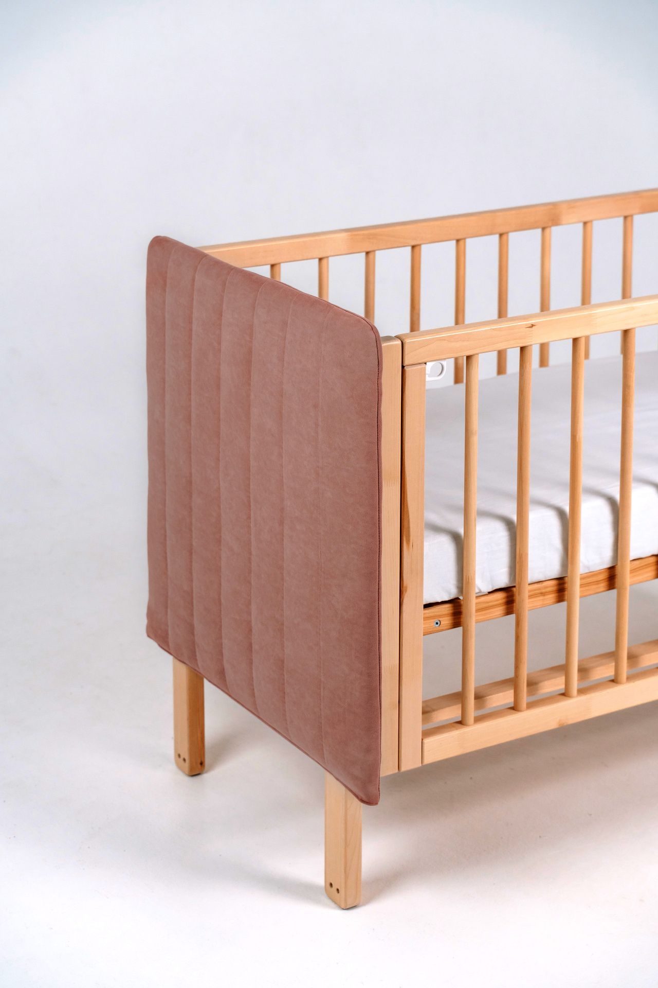 Кроватка Софт пудра с опускающейся стенкой