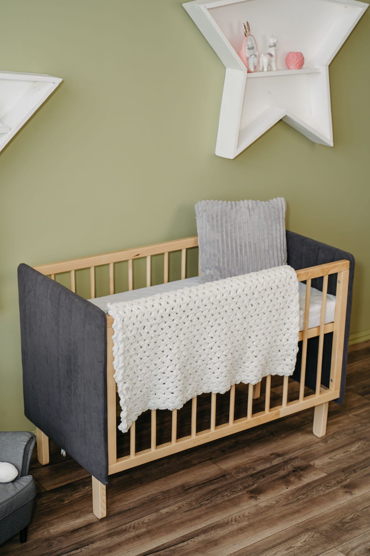 Кроватка Софт графит с опускающейся стенкой