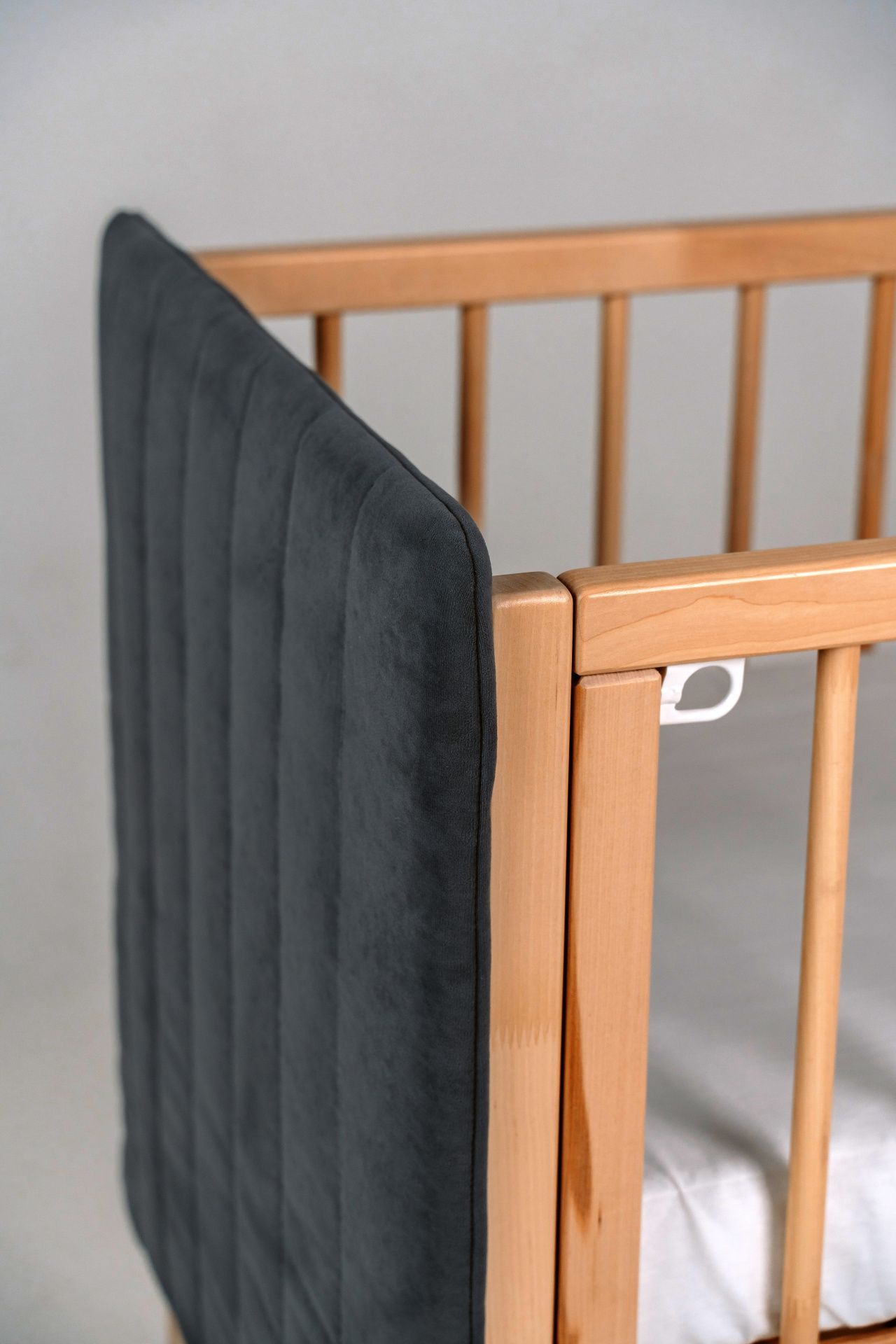 Кроватка Софт графит с опускающейся стенкой