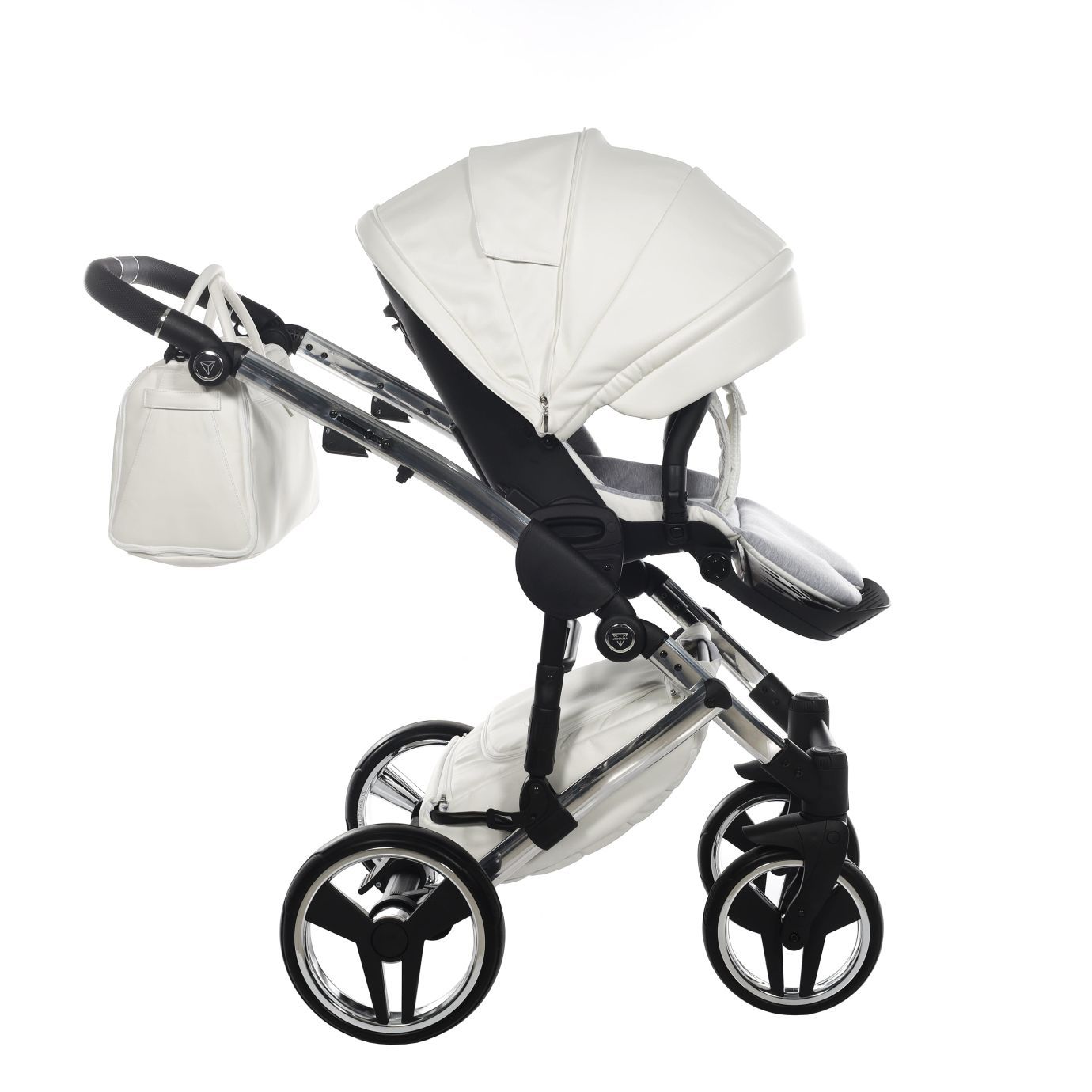 Коляска Junama Diamond Individual V3 white/silver
